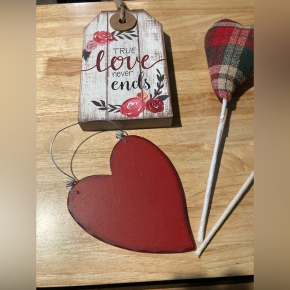 Craft store Valentine’s Day decorations in excellent used condition - Picture 3 of 4